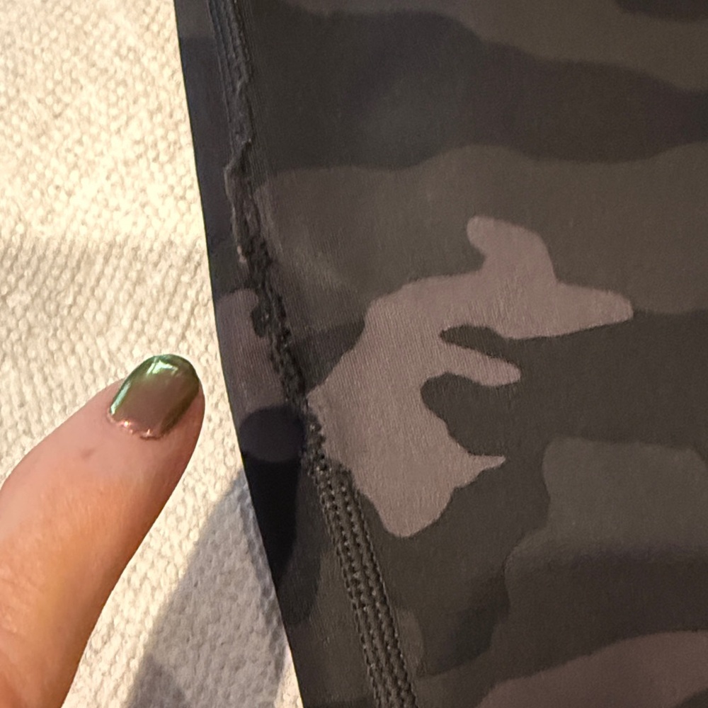Athleta Black/Gray Camo Ultimate Stash
Pocket Camo 7/8 Tights Size Small - Picture 9 of 11
